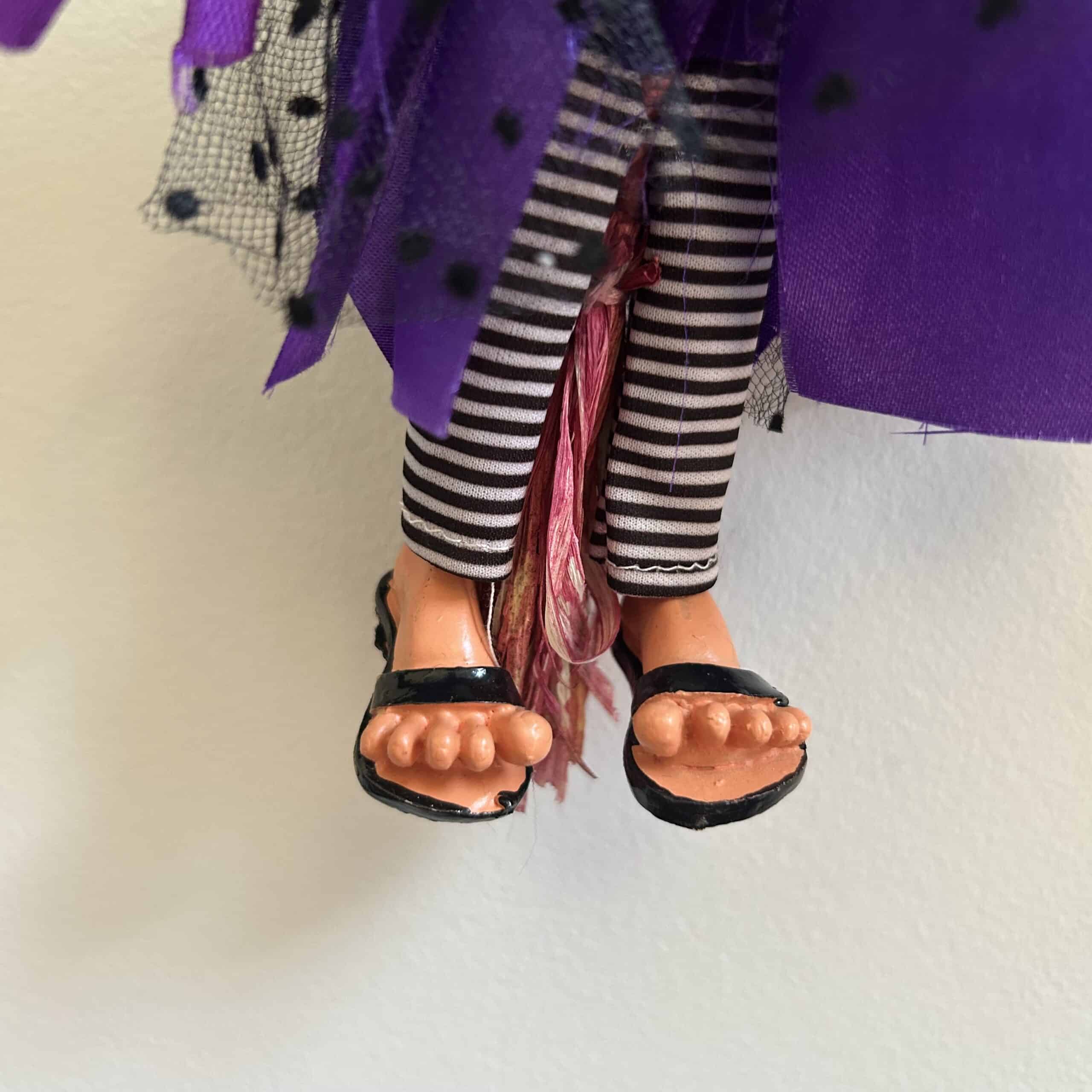 Decorative Kitchen Witch Xenia purple - Image 2